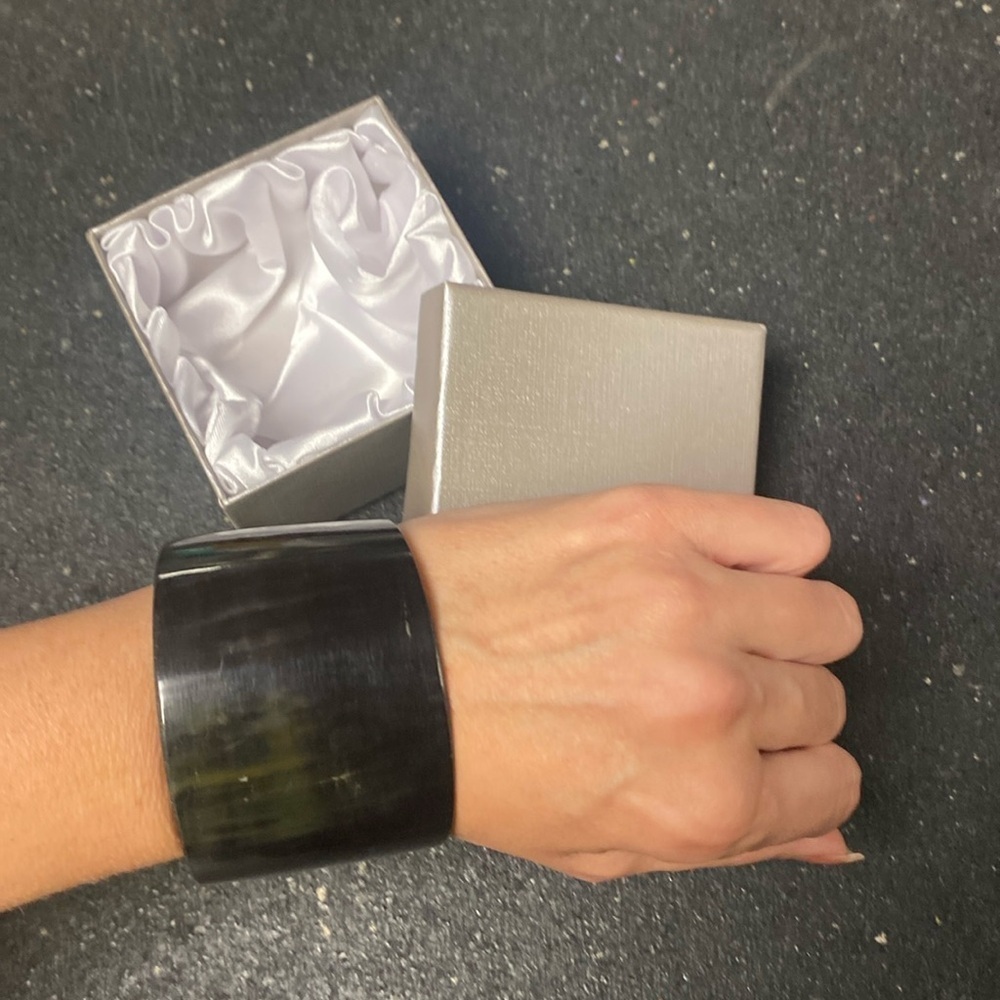 Buffalo horn cuff new in box 6.75